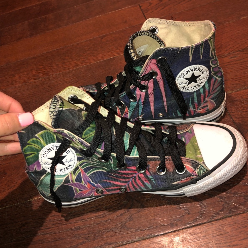 Awesome Converse tennis shoes size Men4/Women 6